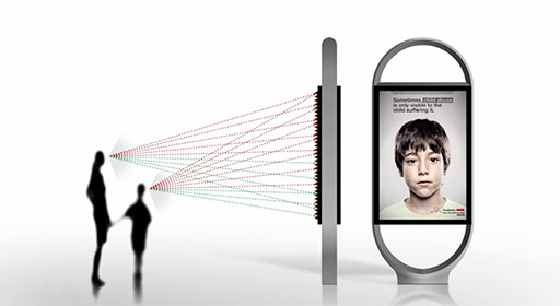 Лентикулярные билборды со скрытым текстом для маленьких людей Лентикулярные билборды со скрытым текстом для маленьких людей