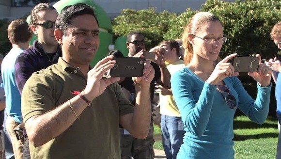 На мероприятии, посвящённом новой версии мобильной ОС Google под название Android 4.4 Kit Kat, был замечен смартфон Nexus 5 Nexus 5