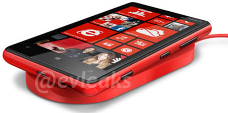 Nokia Lumia 820 и беспроводное зарядное устройство