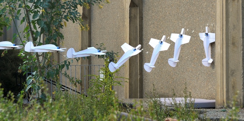 Настенный самолёт, прыгающий планер и квадрокоптер на потолке Настенный самолёт, прыгающий планер и квадрокоптер на потолке