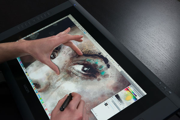 Интерактивный дисплей Waсom Cintiq 22HD touch распознает жесты