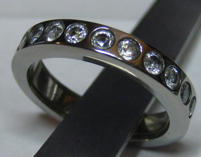 Обручальное кольцо светится, если взять за руку