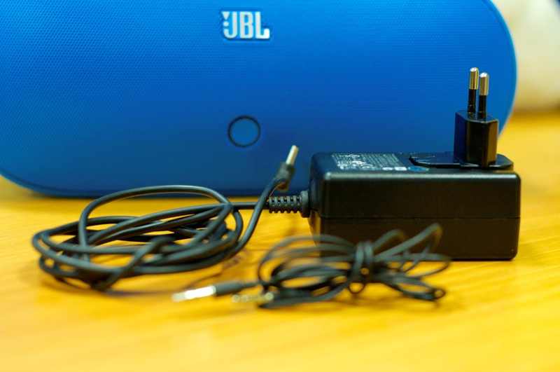 Обзор JBL PowerUp — беспроводной колонки с индукционной зарядкой