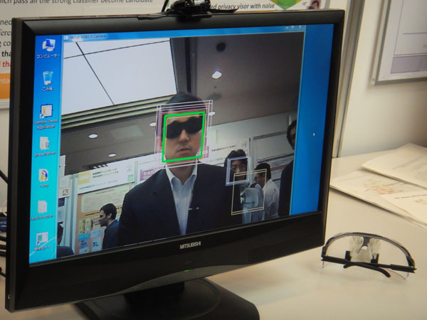 Очки для защиты лица от распознавания автоматическими системами наблюдения