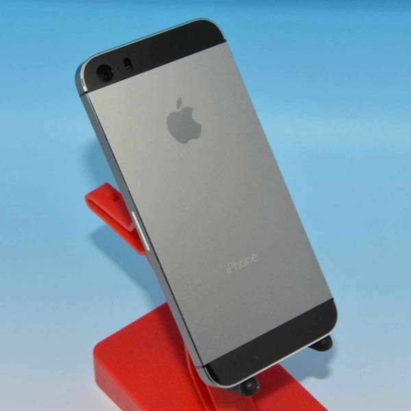 Основной серый тон смартфона Apple iPhone 5S дополнен вставками черного цвета