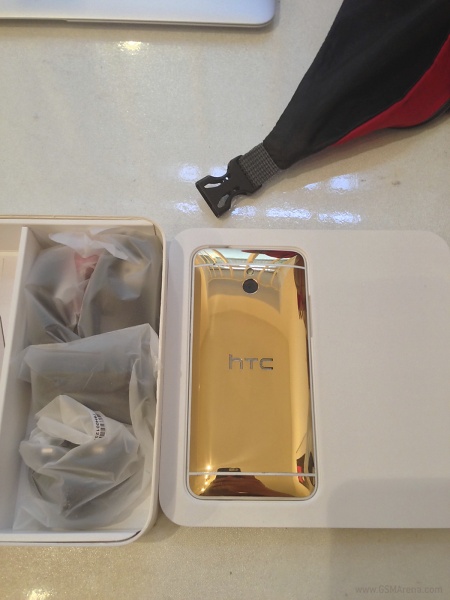 позолоченный смартфон HTC One Mini