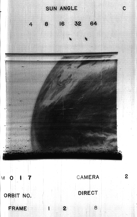 Первые телевизионные изображения Земли с первого погодного искусственного спутника (53 года назад)
