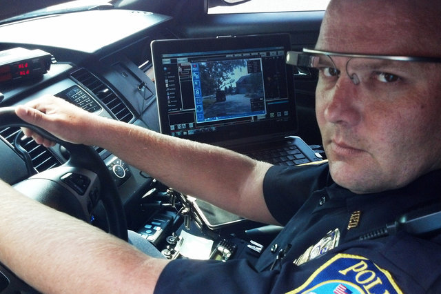 Полиция Дубаи начала использовать Google Glass для борьбы с нарушителями ПДД Полиция Дубаи начала использовать Google Glass для борьбы с нарушителями ПДД