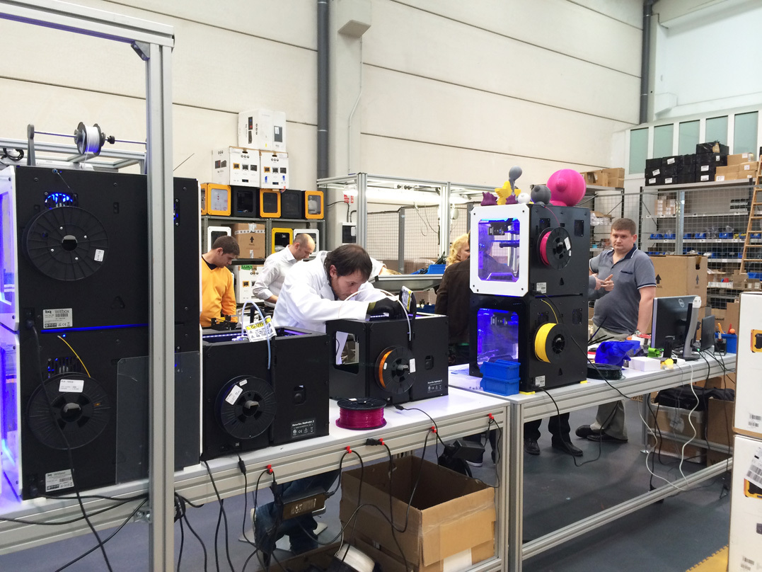 Кто знает парня с заинтересованным взглядом справа на кадре, напишите автору этого поста на хабре, Вас ждёт приз!