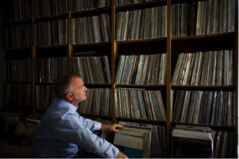 Разница между «включил музыку фоном» и «слушаю музыку»