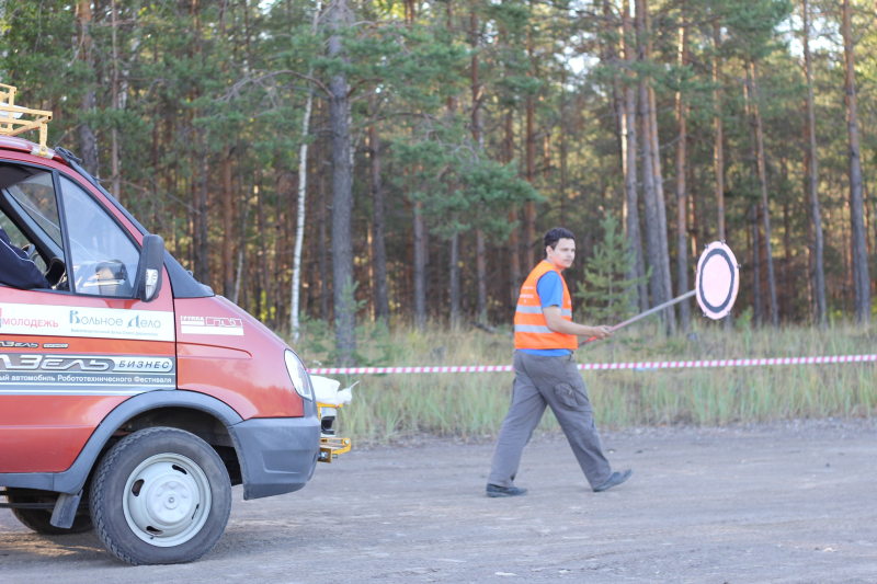 Робот автомобиль команды АВРОРА на “Робокросс 2013” Робот автомобиль команды АВРОРА на “Робокросс 2013”