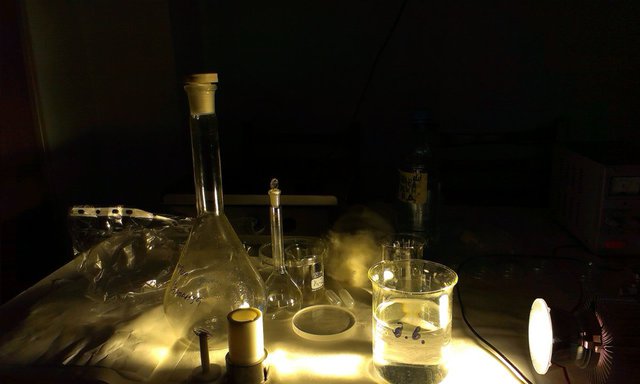 Самодельный светодиодный осветитель для фото и видеосъемки Натюрморт химика