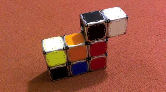 Самосборные конструкции из движущихся кубиков