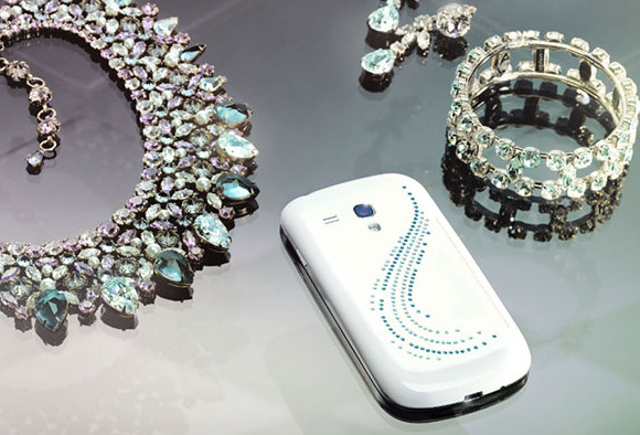 Смартфон Samsung Galaxy S III mini Crystal Edition, украшенный кристаллами Сваровски, стоит 299 евро