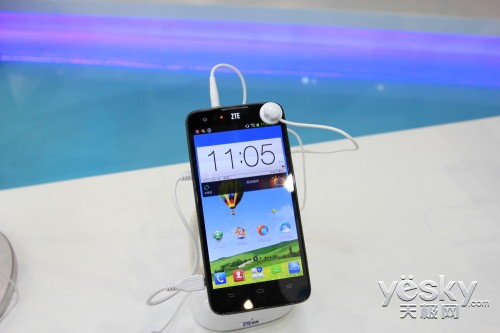 Смартфоны ZTE Geek и ZTE Grand Geek были замечены на PT/Expo Comm China 2013 Смартфоны ZTE Geek и ZTE Grand Geek были замечены на PT/Expo Comm China 2013