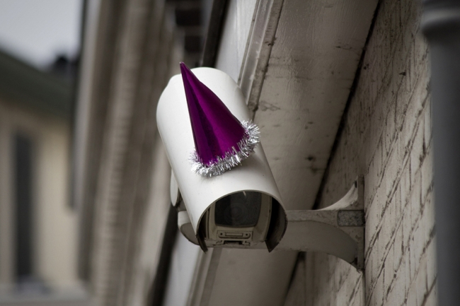 Со дня рождения Джорджа Оруэлла — 110 лет. Оденем все камеры наблюдения в праздничные шапочки!