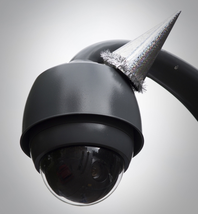 Со дня рождения Джорджа Оруэлла — 110 лет. Оденем все камеры наблюдения в праздничные шапочки!