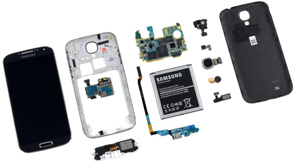 К плюсам конструкции Samsung Galaxy S4 специалисты iFixit отнесли легкую замену батареи
