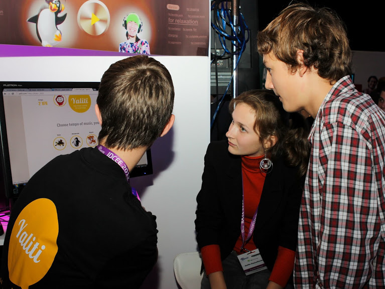 Стартапер «С нуля», мой опыт, истории успехов IDCEE. За стендом Yaliti всегда людно