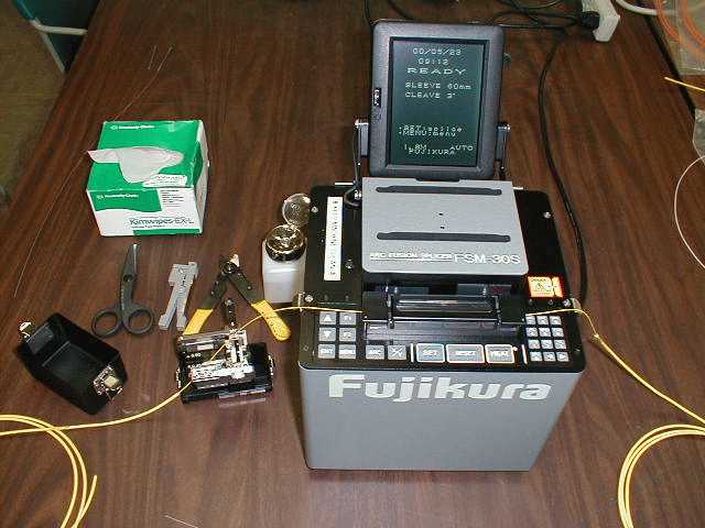 Сварка оптических волокон. Часть 2: сварочные аппараты и скалыватели, механическое и сварное сращивание, отмеривание и укладка волокон