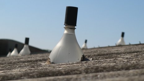 Световой колодец из пластиковой бутылки, воды и солнечного света Световой колодец из пластиковой бутылки, воды и солнечного света