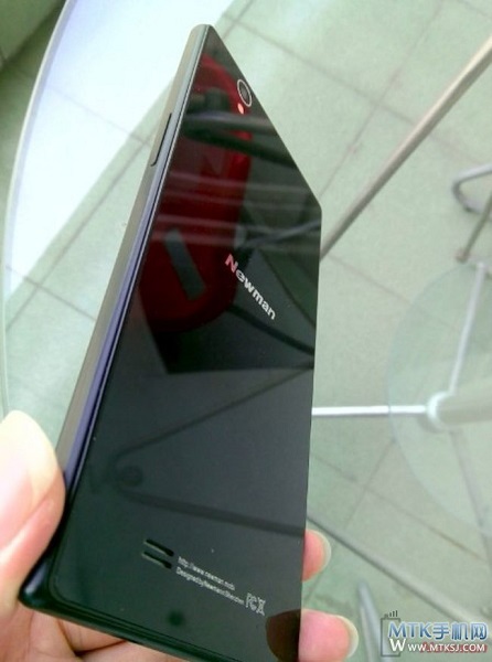 Толщина корпуса смартфона Newman K18, напоминающего Sony Xperia Z, составляет 6,17 мм Толщина корпуса смартфона Newman K18, напоминающего Sony Xperia Z, составляет 6,17 мм