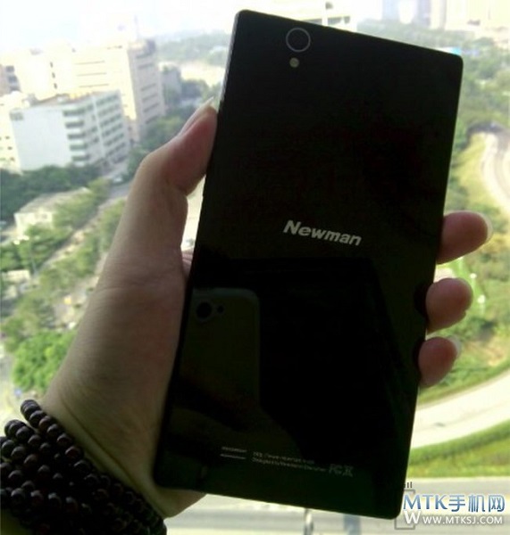 Толщина корпуса смартфона Newman K18, напоминающего Sony Xperia Z, составляет 6,17 мм Толщина корпуса смартфона Newman K18, напоминающего Sony Xperia Z, составляет 6,17 мм