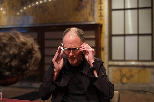 Уильям Гибсон попробовал, что такое Google Glass
