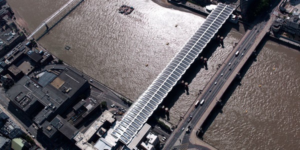 В Лондоне закончили строительство самого большого в мире моста с солнечными панелями