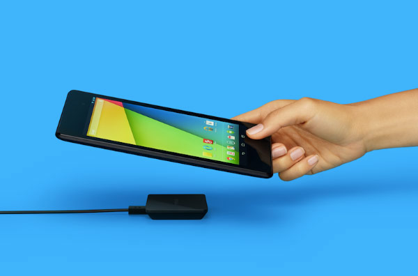 Беспроводное зарядное устройство Google Nexus Wireless Charger стоит $50