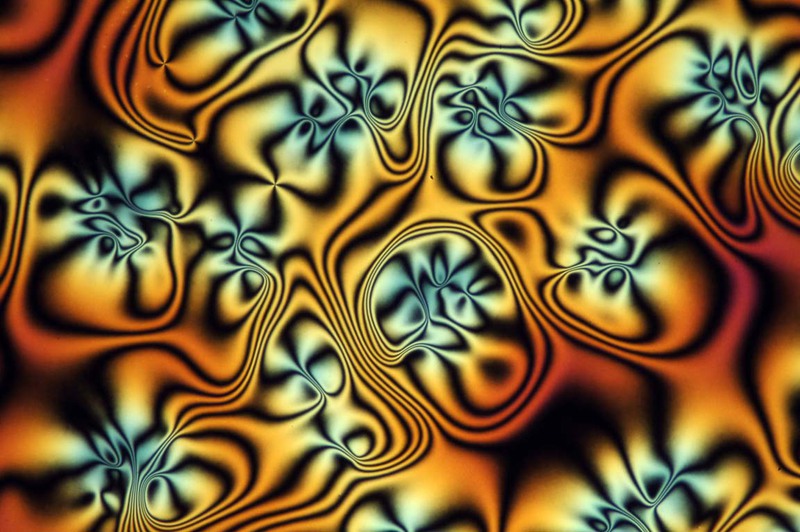 В мире жидких кристаллов с чашкой кофе в руке В мире жидких кристаллов с чашкой кофе в руке