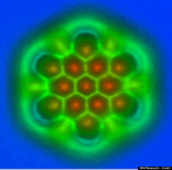 В новый микроскоп IBM видно межатомные связи в молекуле