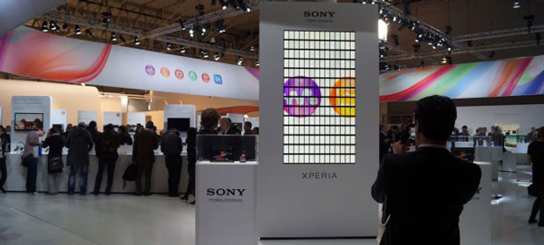Синхронная работа 196 смартфонов Sony Xperia Z была показана на выставке Mobile World Congress 2013