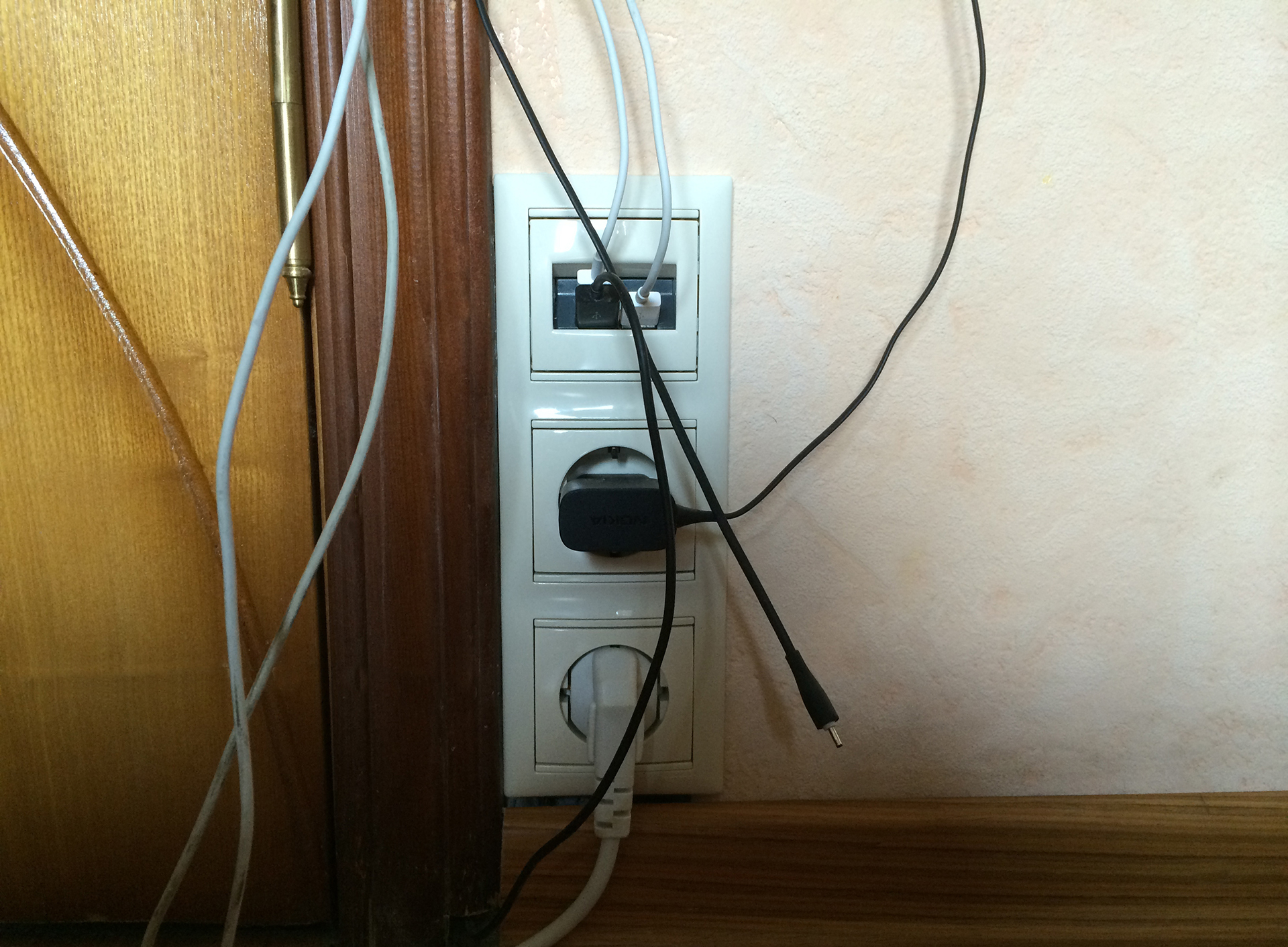 Внутренняя USB зарядка Внутренняя USB зарядка