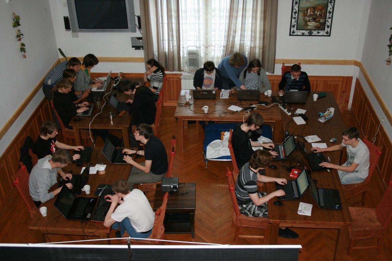 Выездная школа программирования: что можно сделать со студентами за три дня в тёмном лесу
