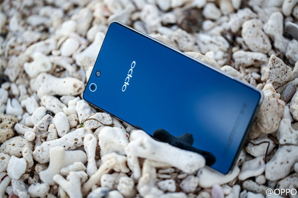 Задняя повехрность смартфона Oppo R829T выполнена из стекла Oppo Find 7