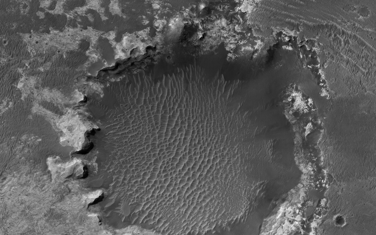 «Народная» камера высокого разрешения HiRISE на Mars Reconnaissance Orbiter получила HD снимок марсианского кратера
