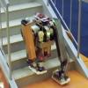 Двуногий робот Schaft носит тяжести по лестнице. Грузчикам пора искать новое занятие