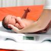 Младенцы, родившиеся с низким весом, в последующей жизни пассивны