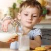 Чтобы у ребенка не было ожирения, ему следует давать молоко