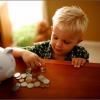 Ученые рассказали, в каком возрасте детей можно учить распоряжаться деньгами