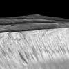 Темные полосы на Марсе могут быть вызваны не текущей водой, а сухими оползнями