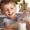 Американские ученые нашли причину, по которой подростки не любят молоко
