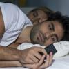 Ученые рассказали, почему в постели нельзя заряжать телефон