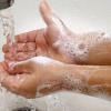 Ученые рассказали, как температура воды влияет на мытье рук