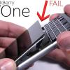 Испытания показали, что смартфон BlackBerry Keyone лучше не сгибать