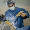 Хирург, собирающийся подключить вас к интернету через мозговой имплантат