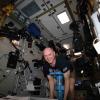 Как взвеситься в космосе: фото и видео с борта МКС