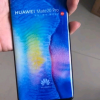 Фото Huawei Mate 20 Pro демонстрирует скругленные края и вырез дисплея
