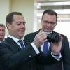 Медведев испытал новый фотоаппарат «Зенит», созданный совместно с Leica